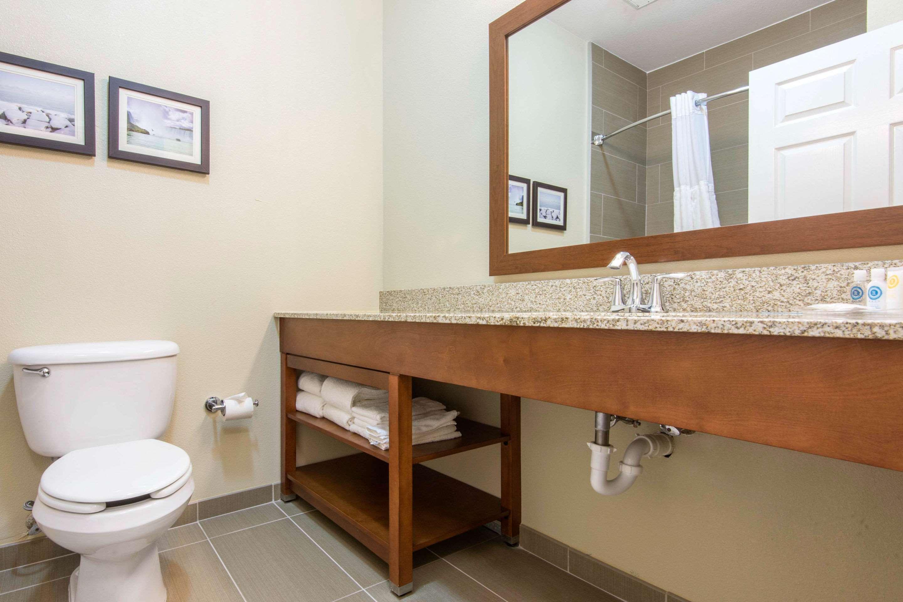 Comfort Suites Rochester Henrietta University Area Exterior photo
