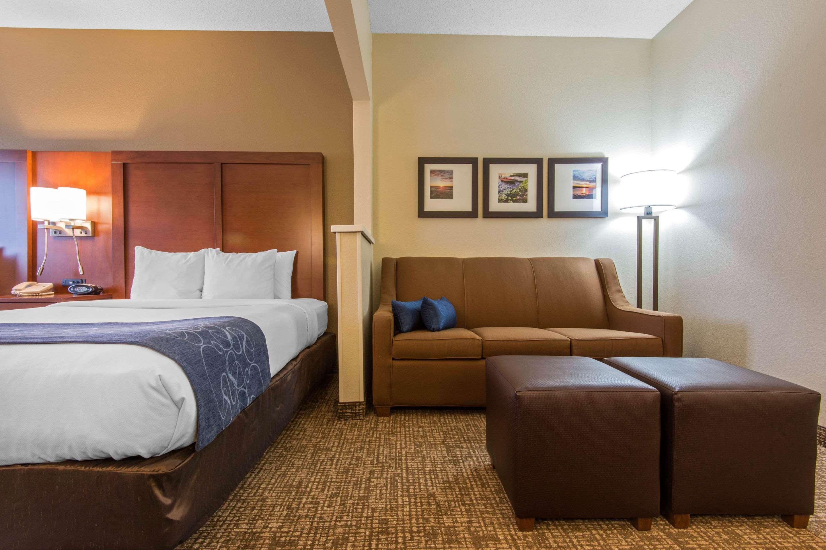 Comfort Suites Rochester Henrietta University Area Exterior photo