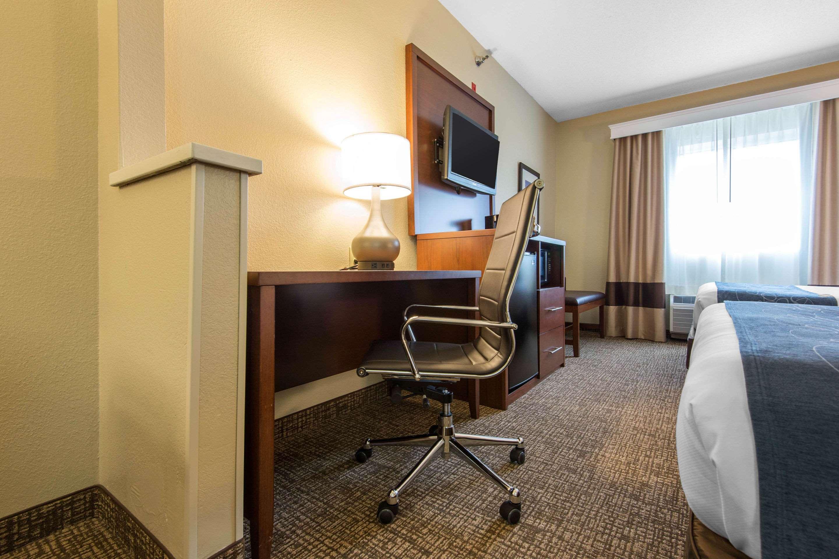 Comfort Suites Rochester Henrietta University Area Exterior photo