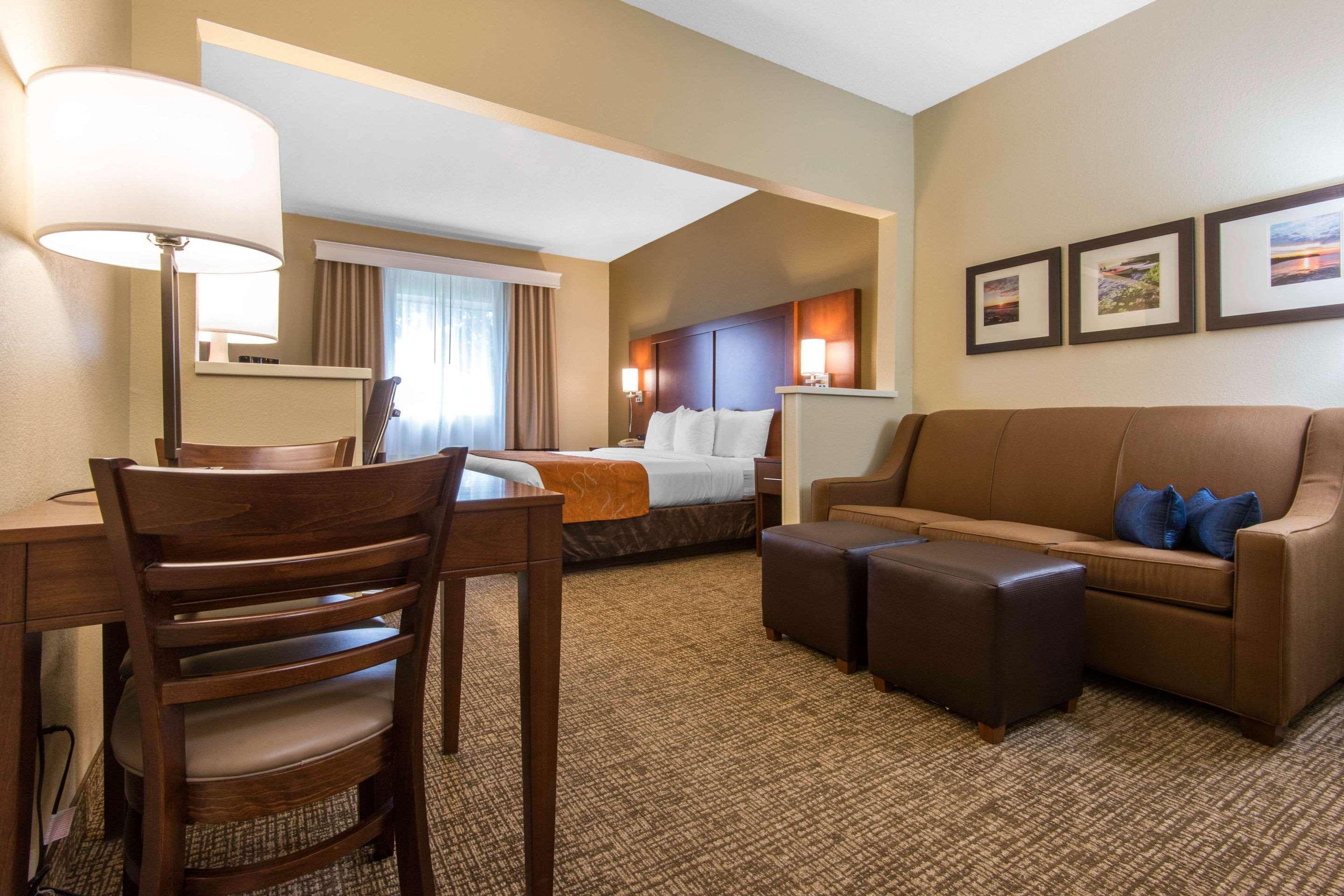 Comfort Suites Rochester Henrietta University Area Exterior photo