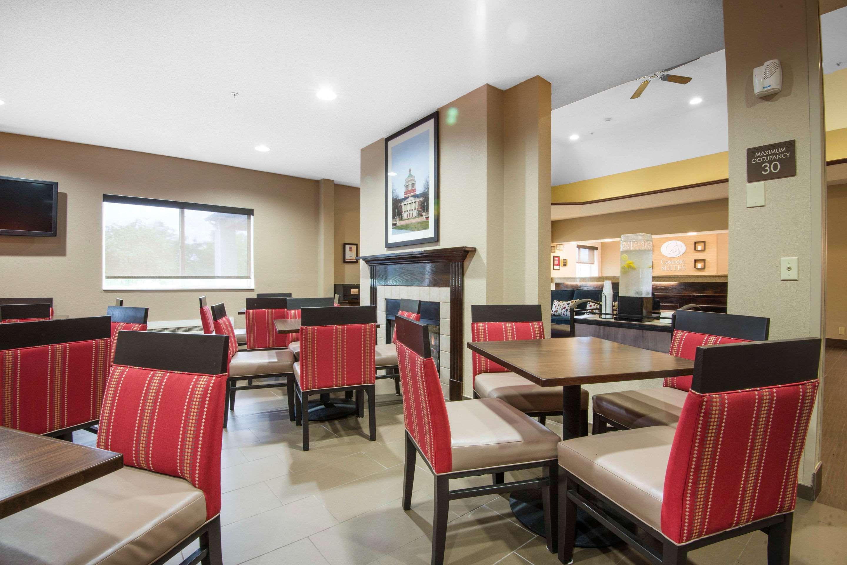 Comfort Suites Rochester Henrietta University Area Exterior photo