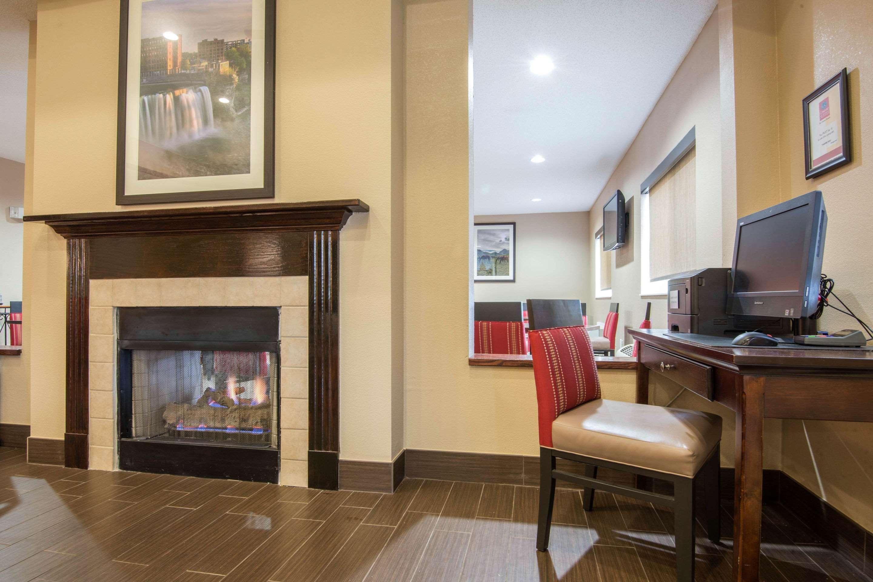 Comfort Suites Rochester Henrietta University Area Exterior photo