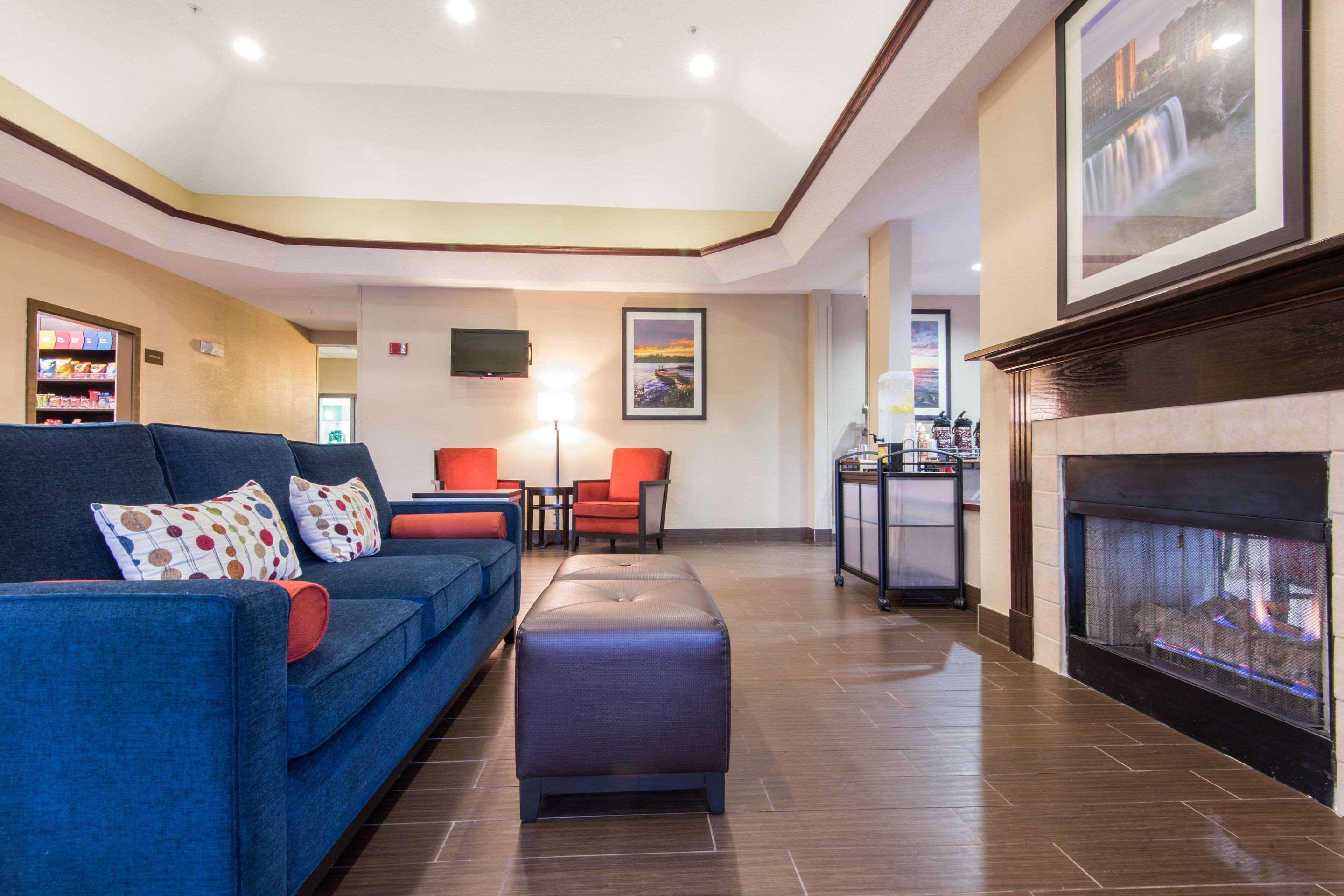 Comfort Suites Rochester Henrietta University Area Exterior photo